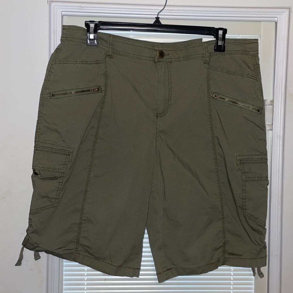 Bermuda cargo shorts